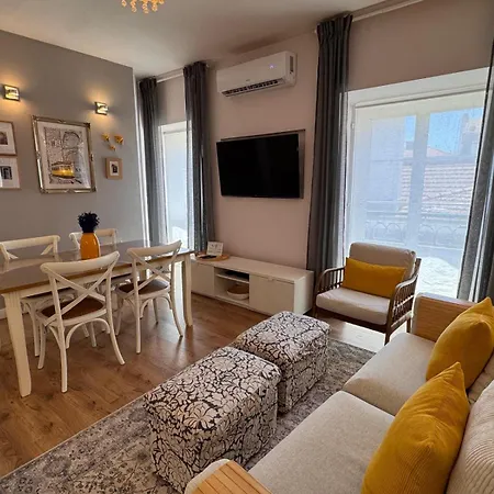 Charming Historic Bairro Alto Apartment *
